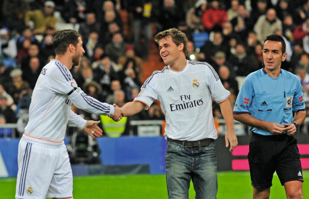 STORT ØYEBLIKK: Før han fikk ta avspark for favorittlaget Real Madrid i fjor, hilste Magnus på stjernen Sergio Ramos.
