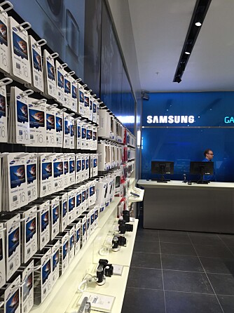 MOBILT: Samsungs nye butikk skal tilby mange av Samsungs forbrukerprodukter, men det er likevel lagt stor vekt på selskapets mobile produkter.