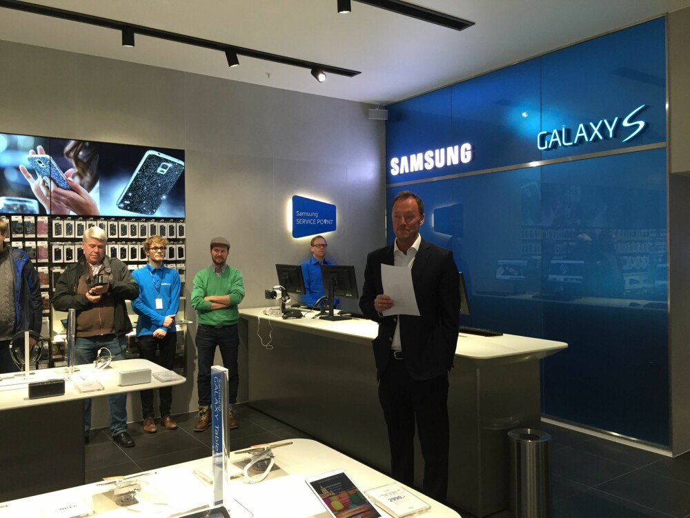 FORHÅNDSVISNING: Salgsdirektør Even Amdal viste frem Samsungs splitter nye butikk, Samsung Experience Store, på CC Vest utenfor  Oslo i dag.