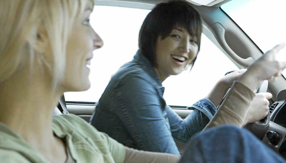 FARLIG: Prat med sidemannen kan ta mye oppmerksomhet bort fra kjøringen. Illustrasjonsfoto: Colourbox.no