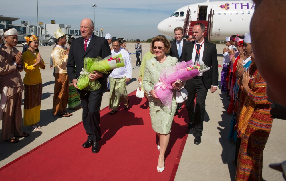 VARM VELKOMST: Kong Harald og dronning Sonja fløy til Nai Pyi Thaw mandag morgen. Der fikk de en flott mottagelse på flyplassen.