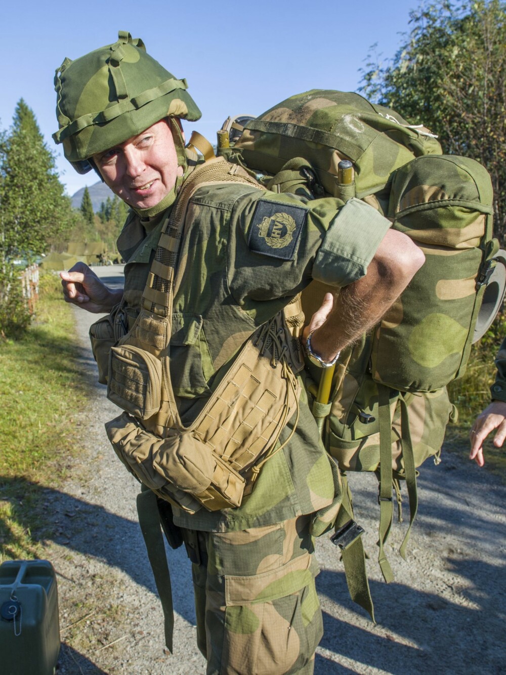 Distriktsjef Per Olav Vaagland har ansvaret for 3000 HV-soldater. Her kjenner han på en 30-kilos oppakning.