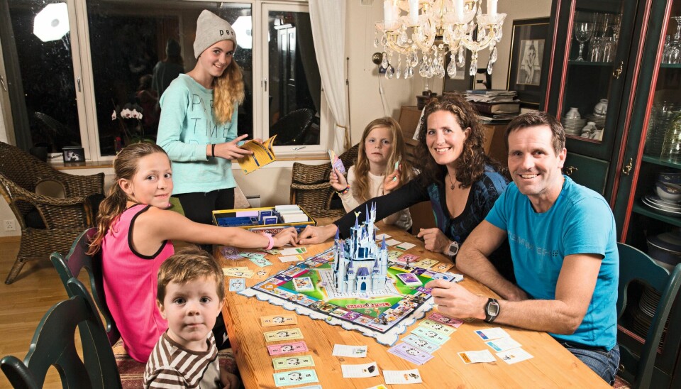 FULL POTT: Familien samles ofte rundt spillbordet. Magnhild gjorde også rent bord under «Farmen».