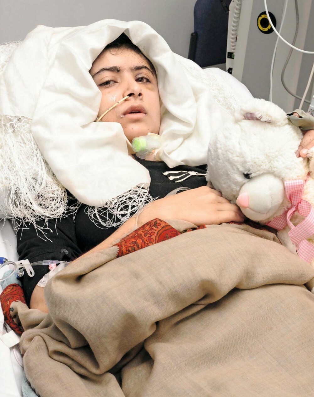 PRISEN FOR FRIHET: Malala ble skutt av aliban fordi de anså henne som en trussel. Operasjoner i Pakistan og England ble redningen.