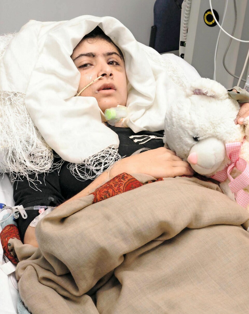 PRISEN FOR FRIHET: Malala ble skutt av aliban fordi de anså henne som en trussel. Operasjoner i Pakistan og England ble redningen.