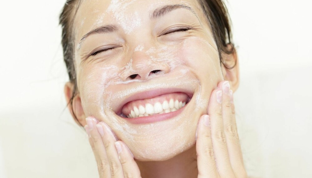 VIDUNDERPRODUKT: Minst én gang i uken bør du skrubbe huden. Dette hjelper nemlig på omtrent alle hudproblemer.
