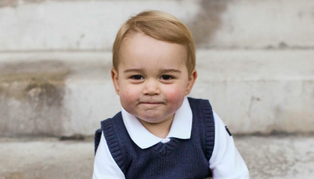 STORSJARMØR: Lille prins George har allerede lært seg å posere for fotografen.