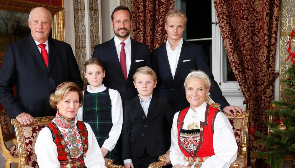 KONGELIG FAMILIEJUL: Kong Harald, kronprins Haakon, Marius Borg Høiby, dronning Sonja, prinsesse Ingrid Alexandra, prins Sverre Magnus og kronprinsesse Mette-Marit markerer julen på Slottet i Oslo. 