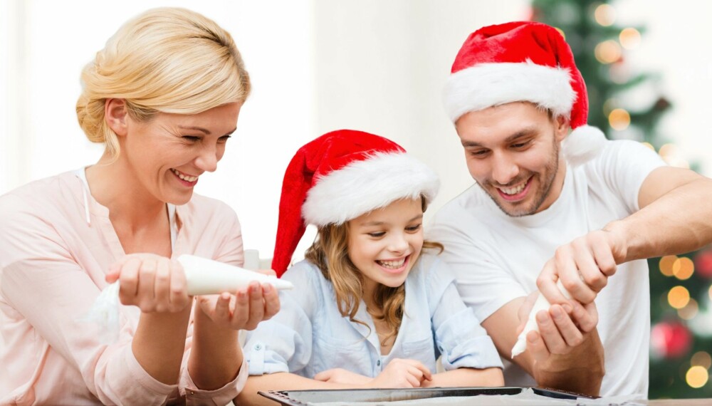 JULEBAKST: Selv om hele familien kanskje ikke er like involvert i julebaksten, er det en koselig tradisjon for mange å finne noen aktiviteter man kan gjøre sammen. 