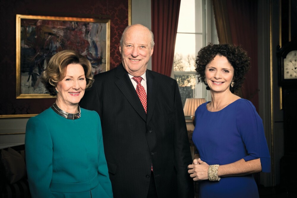KONGESTEMNING: Også i år møter Nadia Hasnaoui kong Harald og dronning Sonja i «Året med kongefamilien».