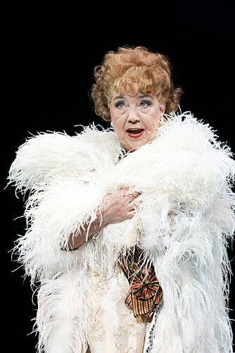 FOLKEKJÆR: Grethe Kausland var en entertainer av rang. Her er hun i stykket «Billy» på Chateau Neuf i 2004.