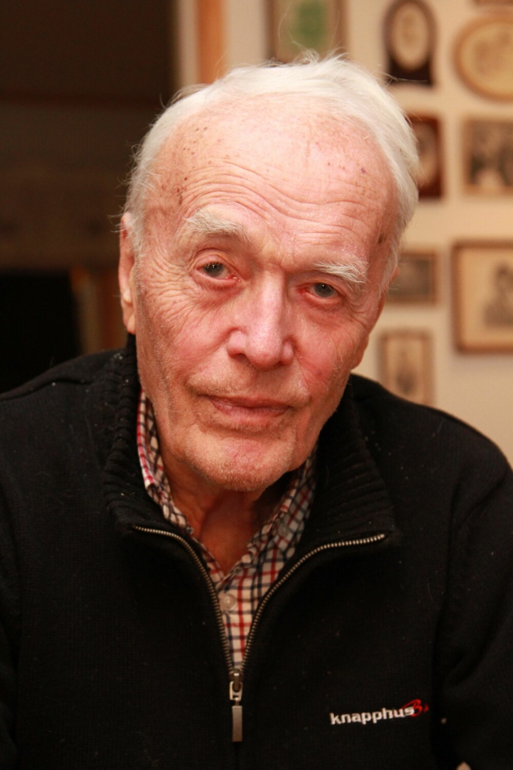  Haakon Sørbye nærmer seg 95 år, er «still going strong» og sannsynligvis den siste gjenlevende radioagenten fra 2. verdenskrig. Han har i mange år stilt opp som guide på De hvite bussene.
