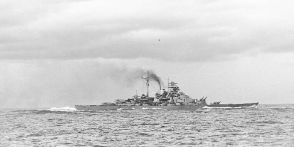 Her blir «Bismarck» beskutt etter å ha blitt oppdaget av britiske skip og fly. 