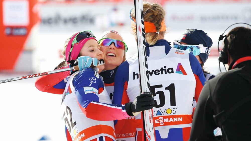 HVER SIN SEIER: Ingvild gratulerer Therese Johaug med seieren på 10-kilometeren I Davos rett før jul. Dagen etter vant Ingvild sprinten samme sted.