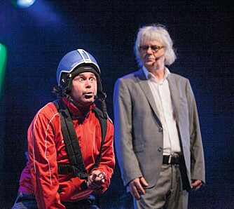 FULL GASS: Sammen med Løgnaslaget har Rune Andersen hatt stor suksess. Her fra scenen med velkjente Per Inge Torkelsen i bakgrunnen.