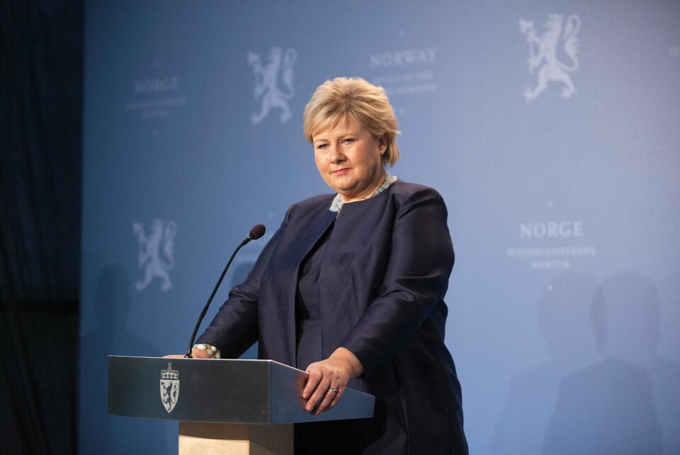 PÅ FRANSK: Erna Solberg viste sin solidaritet med å skrive på fransk.