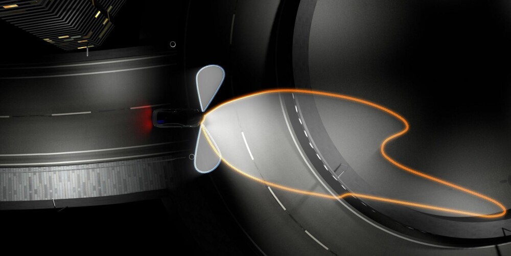 MULIGHETER: Laserlysene kan "snakke" med navigasjonsanlegget og lyse inn i svingene allerede før en dreier på rattet. FOTO: BMW