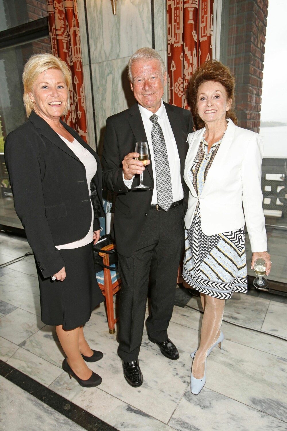 70 ÅR: Carl I. Hagen ble gratulert av fru Eli (t.h.) og Frp-leder Siv Jensen på den store dagen.
