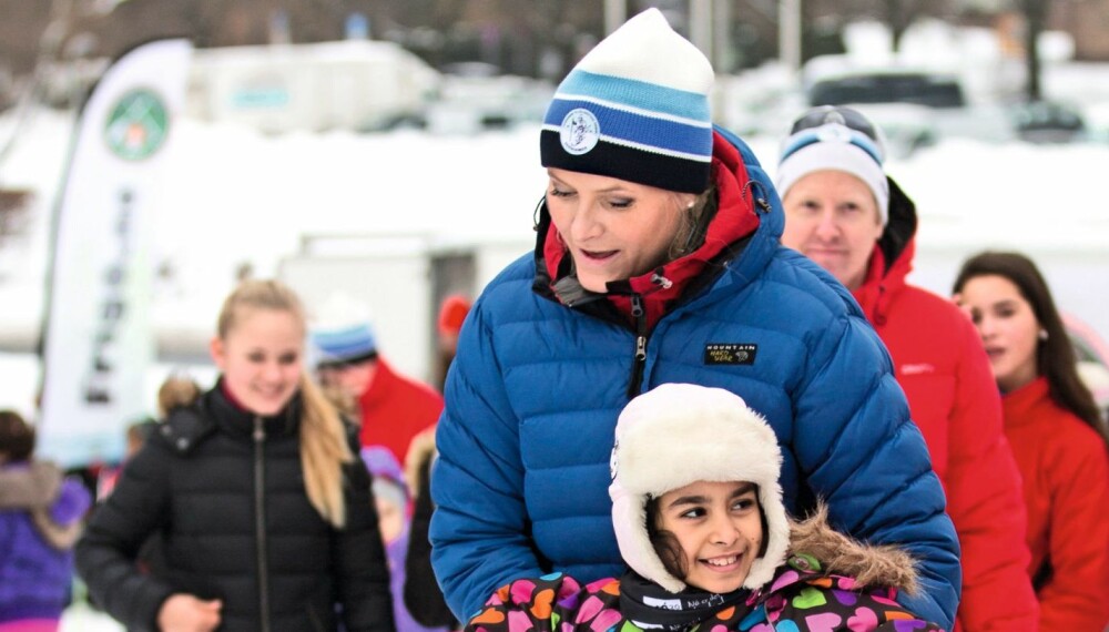 KONGELIG SKILÆRER: Kronprinsesse Mette-Marit hjalp noen av barna som prøvde skiene for aller første gang.
