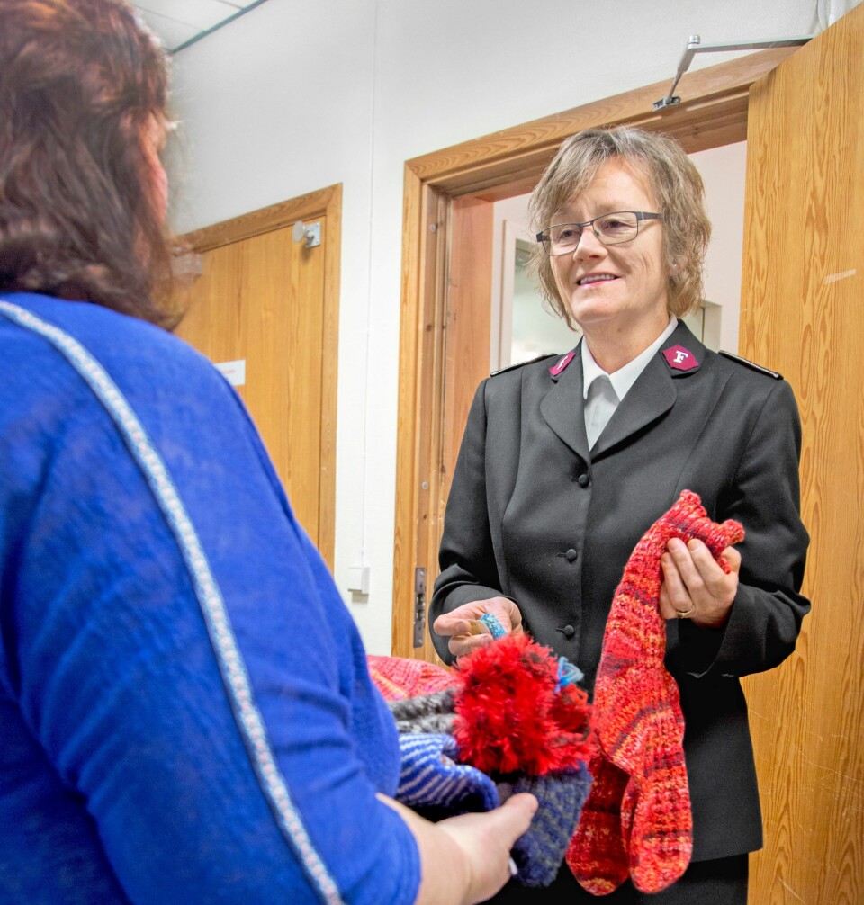«Lilly» får en pose med mat og sokker med seg hjem  av Marianne Nybo 
på Frelsesarmeens slumstasjon . – Det siste året har vært vanskelig, sier den hardt prøvde mammaen.