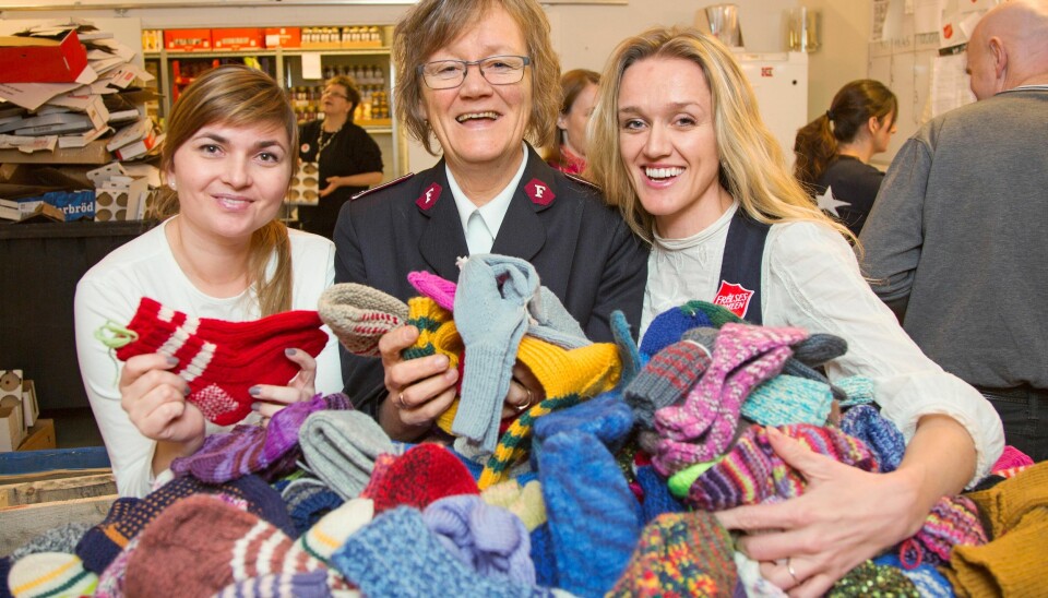 – Folk blir ekstra glade og takknemlige når de får hjemmestrikkede sokker, sier fra venstre Ekaterina Zelentsova, Marianne Nybo og Silje Maria Erland i Frelsesarmeen.