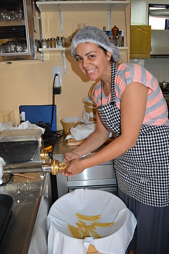 FRA BUNNEN AV: Maria jobber på restauranten Margaritas ved Klissidi. All maten er hjemmelaget, og her holder hun på å lage pasta. 
