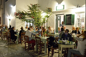 NÅR MØRKET FALLER PÅ: Apollonias gamleby er vel verdt et besøk. Her finner du mange koselige restauranter og gatekafeer.
