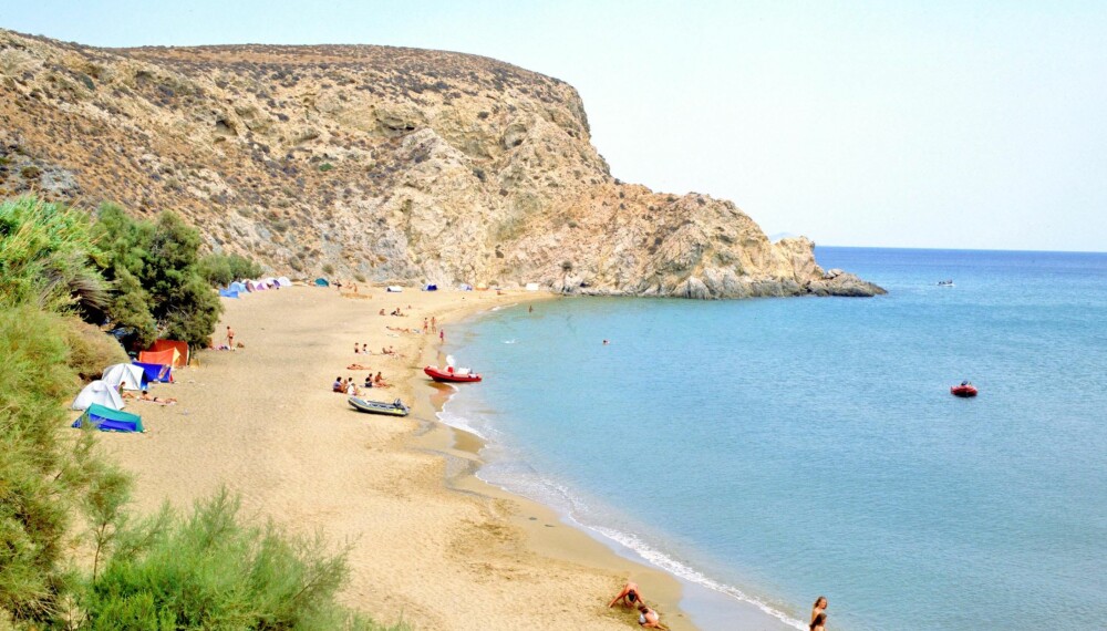 GOD PLASS: Stranden Klissidi 
på Anafi ligger en knapp kilometer fra havnen og frister med myk sand, klart vann og koselige tavernaer. 