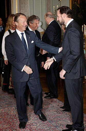 OMGÅS KONGELIGE: Gerhard Heiberg hilser på kronprins Haakon.