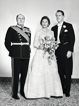 MÅTTE VENTE: Prinsessen og Johan Martin Ferner måtte vente fem år før kong Olav ga dem tillatelse til å gifte seg. Her er de av-fotografert under bryllupet i 1961.