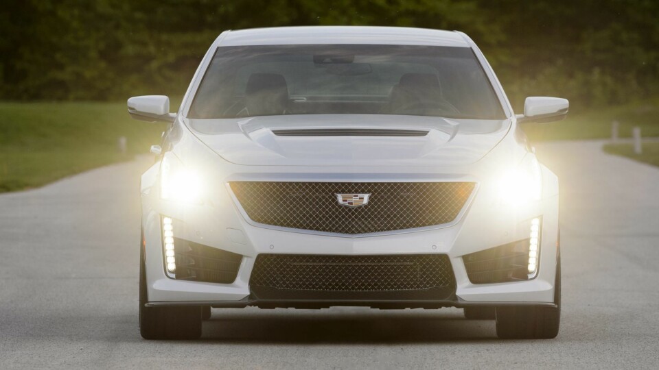 RÅSKINN: Selv ikke den 585 hester sterke S-versjonen av E63 AMG kan hamle opp med CTS-V når det gjelder ytelser.