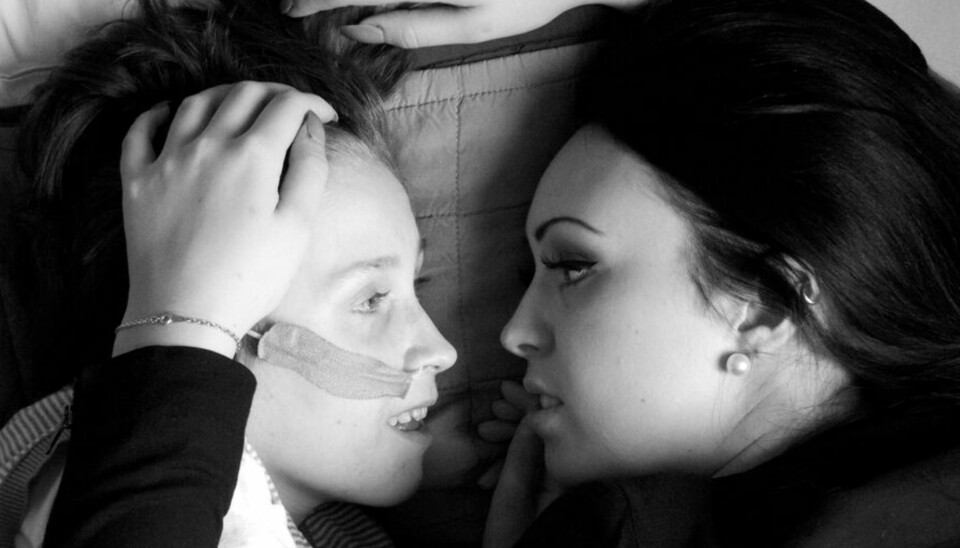 TRØST: Storesøster Maja trøster Mikkel. Familien levde lenge i konstant frykt for å miste ham.