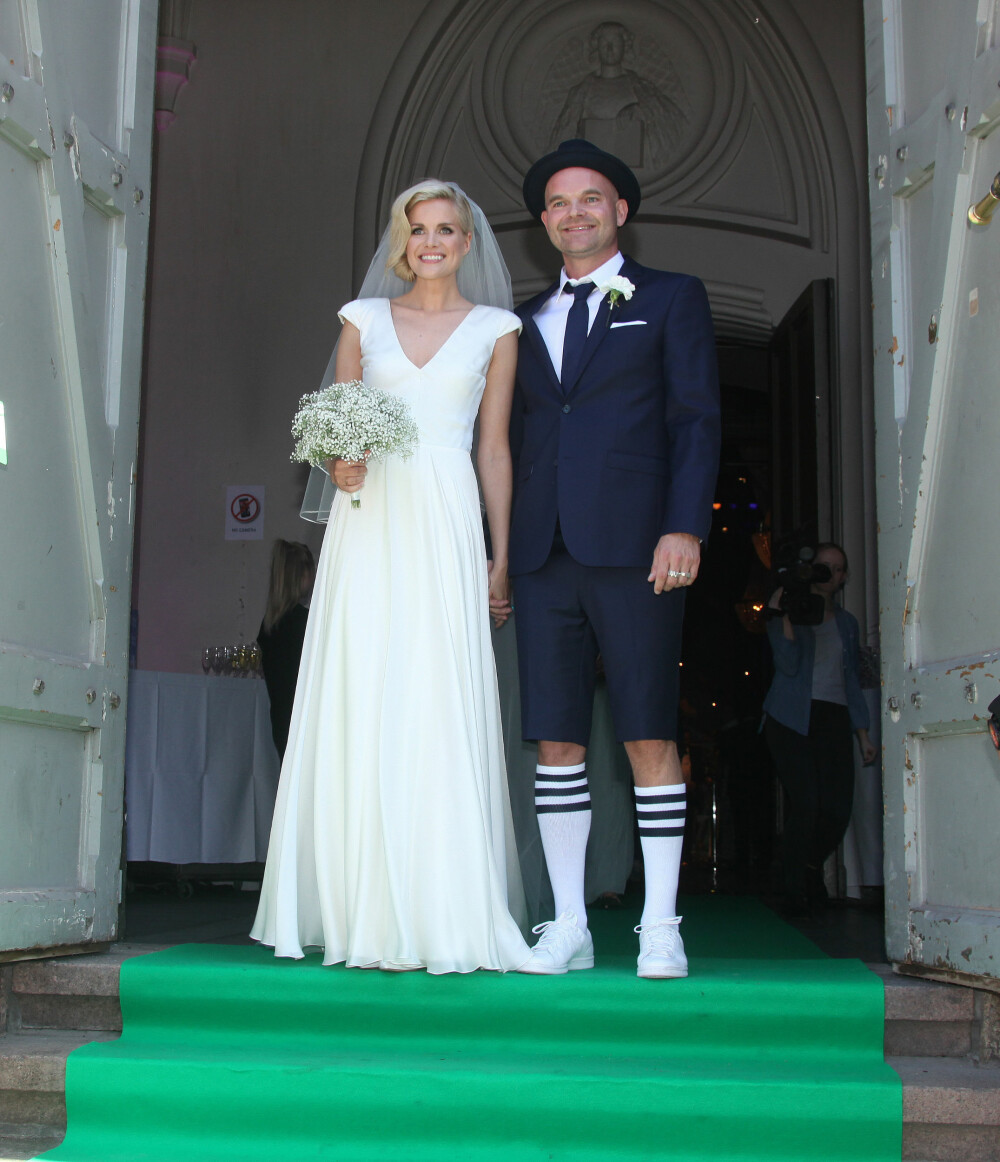 BRØT GAMLE TRADISJONER: Da Moods of Norway-gründer Simen Staalnacke giftet seg med sin Anne Berit Valla, var han ikledd shorts. - Vi opplever at kleskodene har blitt mer avslappet, sier Ellen Feght, daglig leder hos Brudekjolen. BRØT GAMLE TRADISJONER: Da Moods of Norway-gründer Simen Staalnacke giftet seg med sin Anne Berit Valla, var han ikledd shorts. - Vi opplever at kleskodene har blitt mer avslappet, sier Ellen Feght, daglig leder hos Brudekjolen.