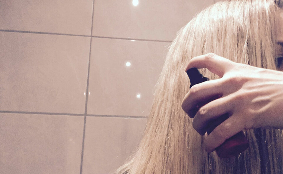 VARMEBESKYTTER: Det aller første du bør gjøre før du bruker stylingjern, er å påføre et varmebeskyttende produkt i håret.