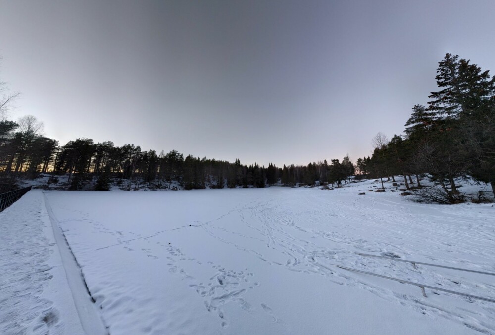 I galleriet kan du sjekke detaljene for bildet.
Vårt bilde er rimelig høyoppløst med 7252 x 5722 piksler. Det betyr en oppløsning på 41,5 megapiksler (Størrelsen kan endre seg avhengig av motiv og hvilken mobil du bruker).
Det kommer godt med om du senere skulle trenge å skrive ut bildet i stort format I galleriet kan du sjekke detaljene for bildet.
Vårt bilde er rimelig høyoppløst med 7252 x 5722 piksler. Det betyr en oppløsning på 41,5 megapiksler (Størrelsen kan endre seg avhengig av motiv og hvilken mobil du bruker).
Det kommer godt med om du senere skulle trenge å skrive ut bildet i stort format