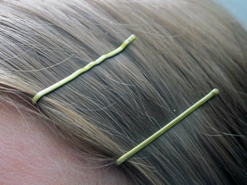 RIKTIG OG FEIL: Bruker du en og en hårnål, bør den ruglete siden være ned mot hodebunnen for best hold.