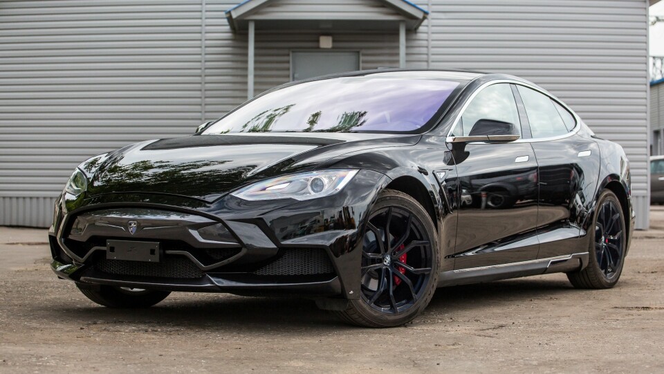 BASALT: Denne Model S-en er utstyrt med basalt- og karbonfiber-deler, men disse lakkeres jo, og i det store og hele vil bilene se like ut med vanlige glassfiber-deler.