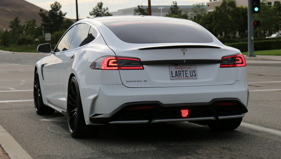 TESLA: Midtstilt bremselys signert Larte Design.