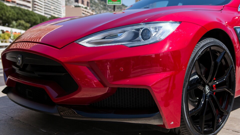 SINNA: Mer aggressiv 'kjeft' – Ferrari-inspirert grill og støtfanger? Det store luftinntaket er for syns skyld – batteriene i Tesla er væskeavkjølte. 22-tommers felger og en unik elektronisk og visstnok heftig motorlyd kan også kjøpes fra Larte Design.
