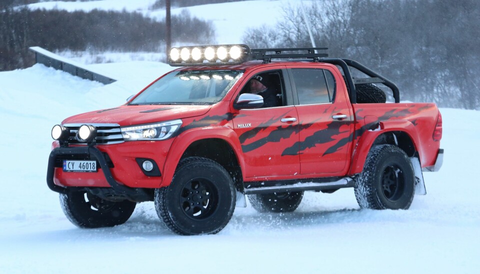 HILUX: Denne Arctic Trucks-ombygde versjonen av nye Toyota Hilux har dukket opp i Norge lenge før offisiell lansering. Bilen skal være med i 'Børning 2'. FOTO: Arctic Trucks