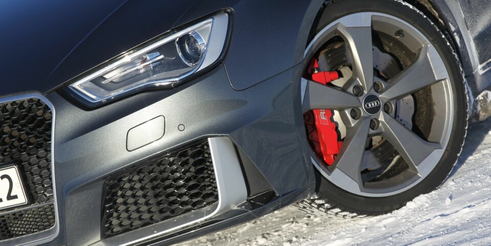 GROVE BREMSER: Bremsene er enorme og kniper godt. De er standard på RS3, men du må betale ekstra for lakken.