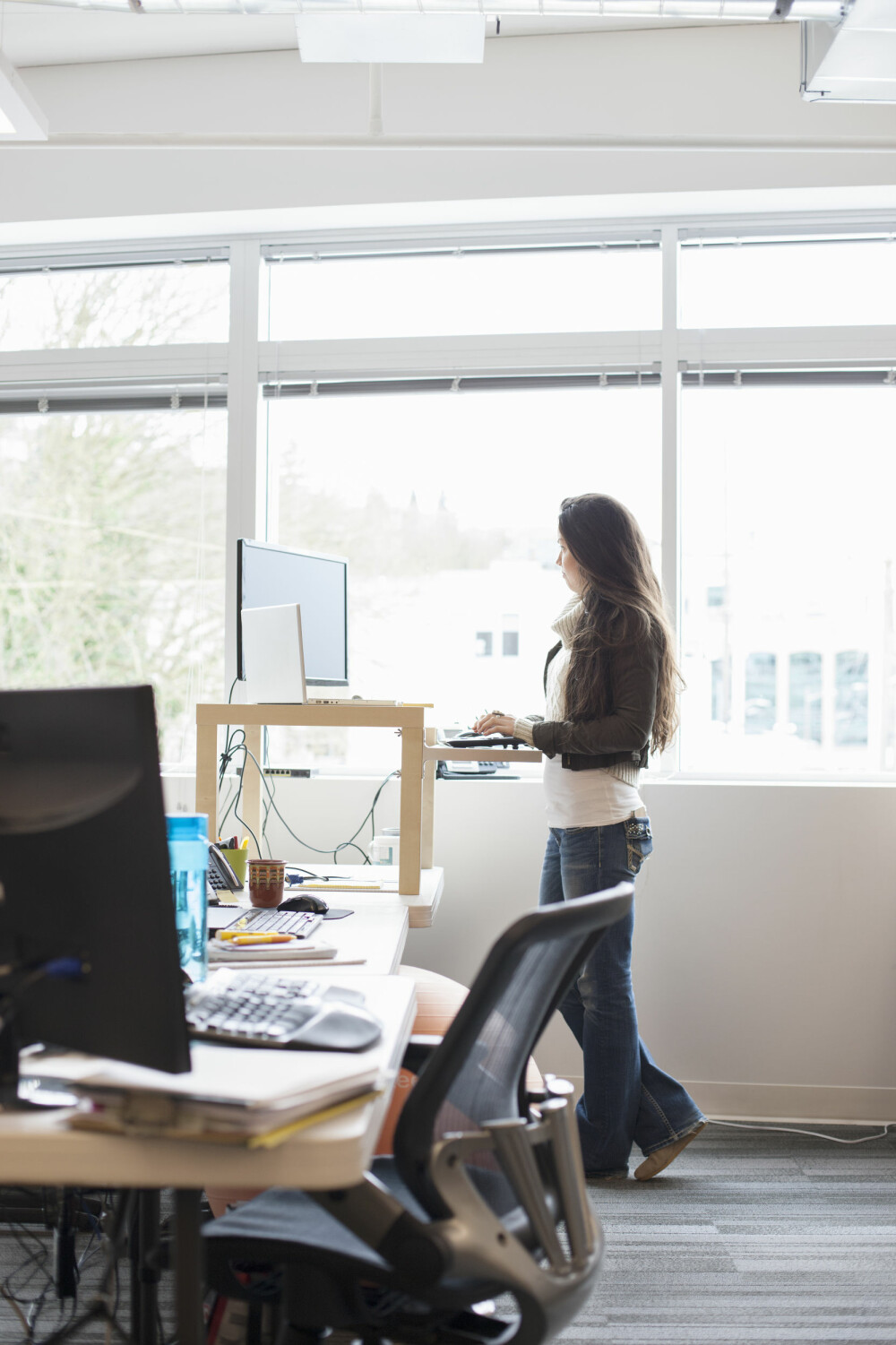 FORBRENNING: Hvis du står og jobber en arbeidsdag i stedet for å sitte kan du faktisk forbrenne like mye energi som det du gjør på en times kondisjonstrening. FOTO: Getty Images FORBRENNING: Hvis du står og jobber en arbeidsdag i stedet for å sitte kan du faktisk forbrenne like mye energi som det du gjør på en times kondisjonstrening. FOTO: Getty Images