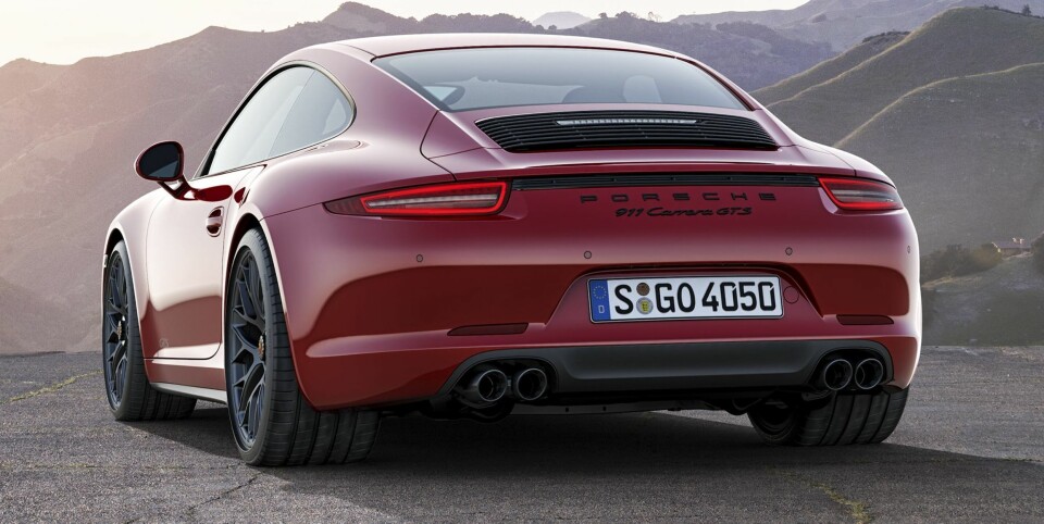 MANUELT GIR, TAKK: Nå som manuelle kasser forsvinner fra superbilene, er det fint å se at Porsche lar oss få et godt alternativ. Det er faktisk bortimot sjokkerende hvor bra den er å bruke. FOTO: Porsche