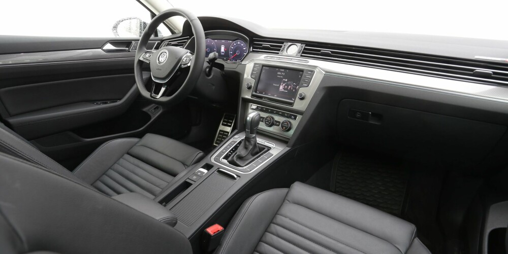 BEST HITTIL: Kvalitetsfølelsen i testbilen er den beste vi har fått i Passat. Det moderne instrumentbordet og den store betjeningsskjermen gir god brukervennlighet. BEST HITTIL: Kvalitetsfølelsen i testbilen er den beste vi har fått i Passat. Det moderne instrumentbordet og den store betjeningsskjermen gir god brukervennlighet.