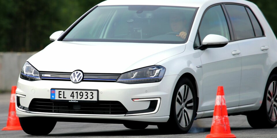 KREVENDE: VW e-Golf veier mer enn en vanlig Golf, og har derfor fått spesialtilpasset understell. I kjøreøvelsene på lukket bane, som skal simulere en kritisk situasjon, må den likevel gi deg litt vel tidlig. Grunnen er lettrullende, men glatte eco-dekk. FOTO: Terje Bjørnsen