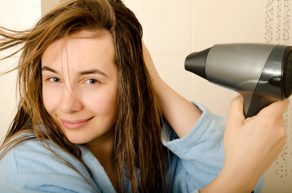 VARMEVERKTØY: Pass på at du beskytter håret med varmebeskyttende produkter og at du ikke bruker for høy varme