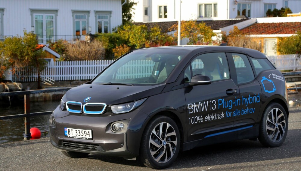 ANGSTFORDRIVER: BMW i3 Plug-in hybrid har en pille mot rekkeviddeangst i bagasjerommet. Det gjør den 90 000 kroner dyrere enn en elektrisk BMW i3.
