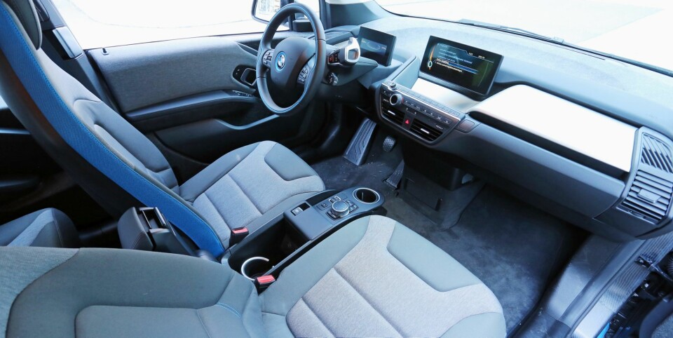 FLATT: Setene i BMW i3 Plug-in hybrid er ganske konturløse og flate, men sittestillingen er bra. Den store gulvflaten foran er en i3-spesialitet.