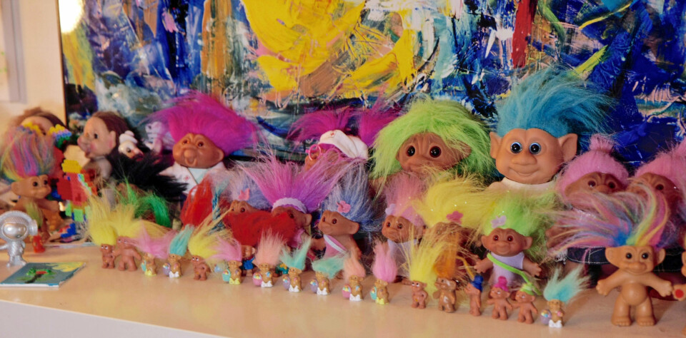 STOR SAMLING: For hvert sprøyte- eller blodprøvestikk fikk Isabell et lite lykketroll. Det er blitt en stor og fargerik samling. De gjør henne glad.