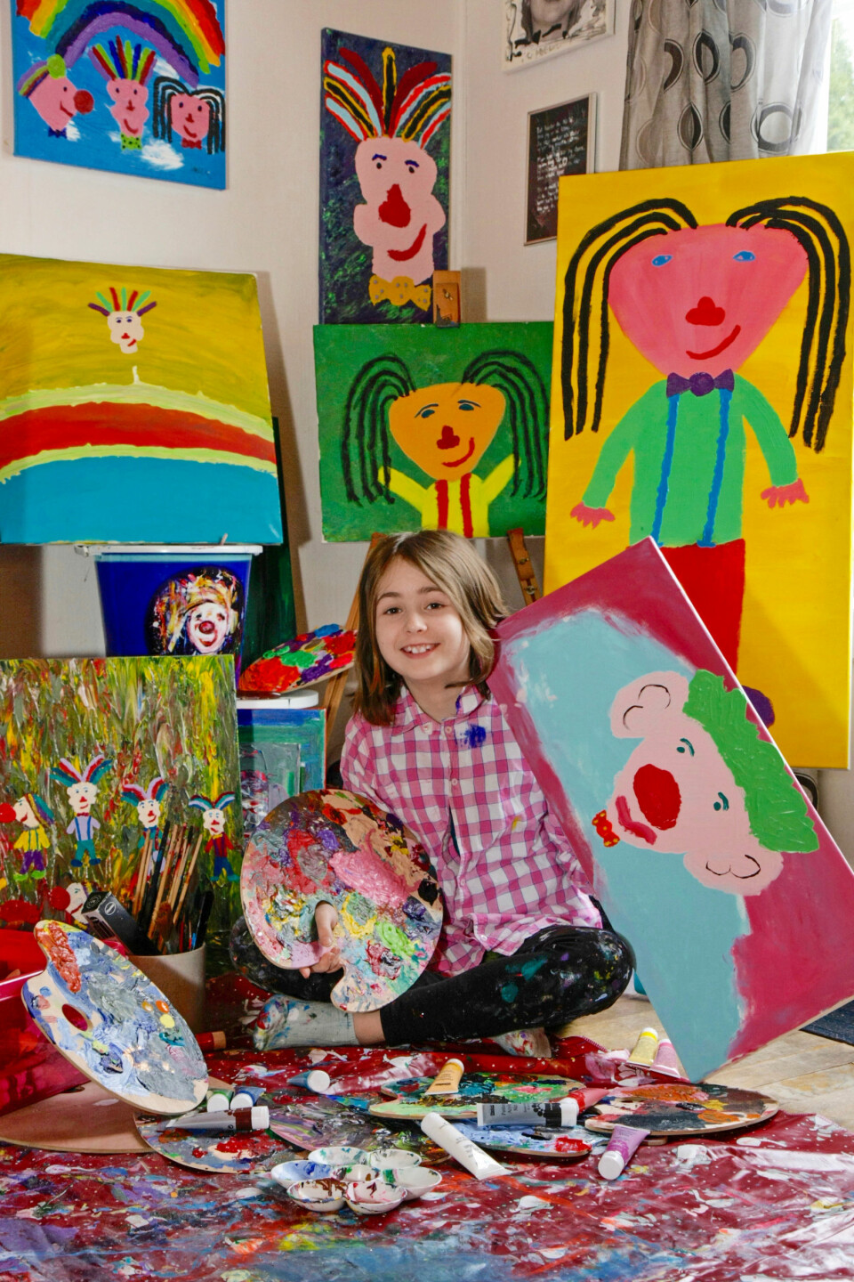 LITEN KUNSTNER: Isabell elsker å male lykketroll og klovner. Det fikk henne til å føle seg friskere og gladere da hun lå måneder på sykehus. Hun har sin egen Facebook-side, Galleri Bell, der hun viser bildene sine. Hun har også holdt en ordentlig utstilling, og solgt noen av bildene.